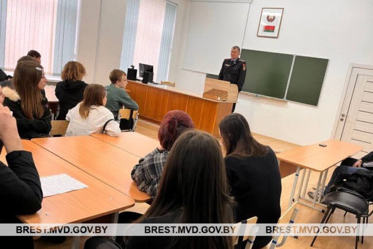 👮‍♀️В Пинске в преддверии зимних каникул проведен телемост подростков с осужденными