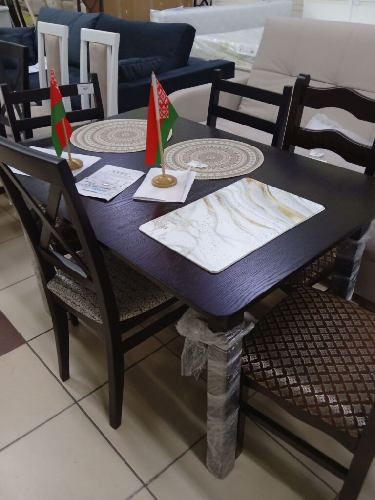 Стол обеденный