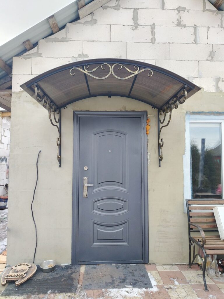 Козырьки над входной дверью, навесы